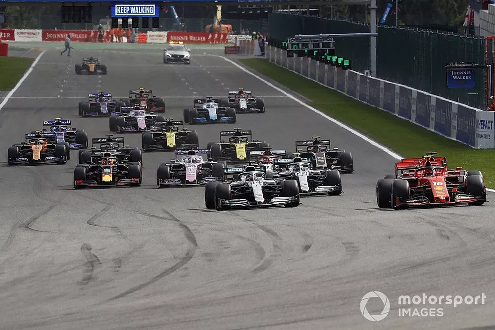 Charles Leclerc, Ferrari SF90, precede Sebastian Vettel, Ferrari SF90, Lewis Hamilton, Mercedes AMG F1 W10, Valtteri Bottas, Mercedes AMG W10, e il resto delle auto all'inizio