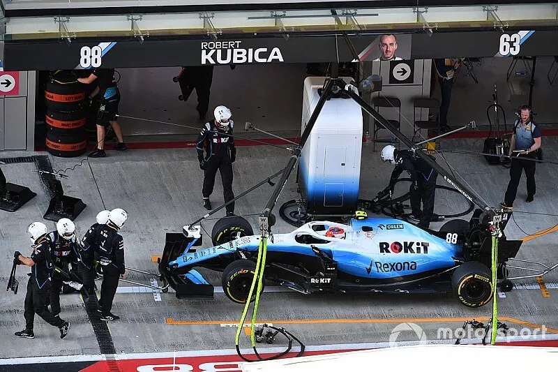 Robert Kubica, Williams FW42, in the pits