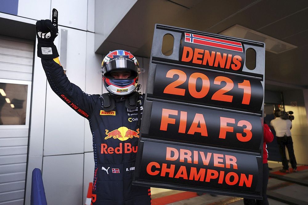 El campe&oacute;n Dennis Hauger, de Prema Racing, lo celebra en el parc ferme