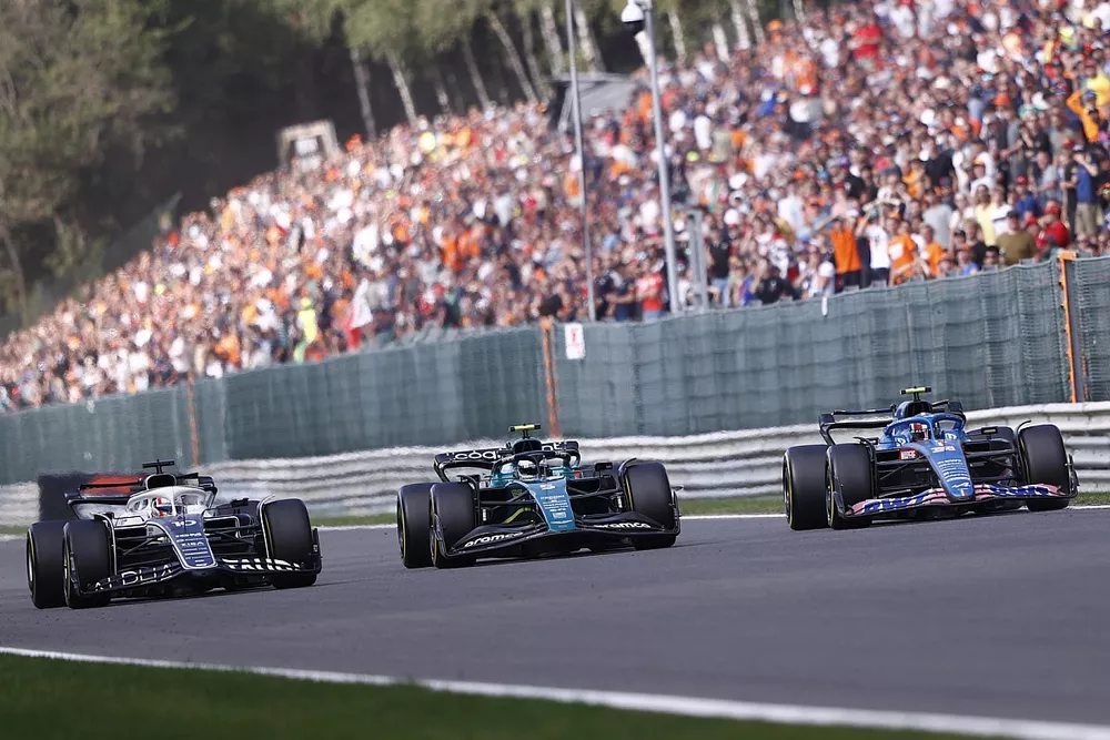 Esteban Ocon, Alpine A522, Sebastian Vettel, Aston Martin AMR22, Pierre Gasly, AlphaTauri AT03