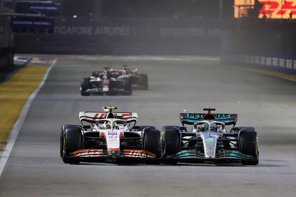 Mick Schumacher, Haas VF-22, lotta con George Russell, Mercedes W13