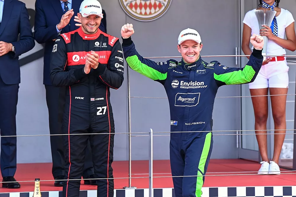 O vencedor Nick Cassidy, da Envision Racing, no p&oacute;dio, com Jake Dennis, da Avalanche Andretti Formula E, na 3&ordf; posi&ccedil;&atilde;o