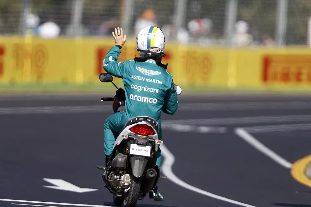 Sebastian Vettel, Aston Martin, sur le scooter d'un commissaire