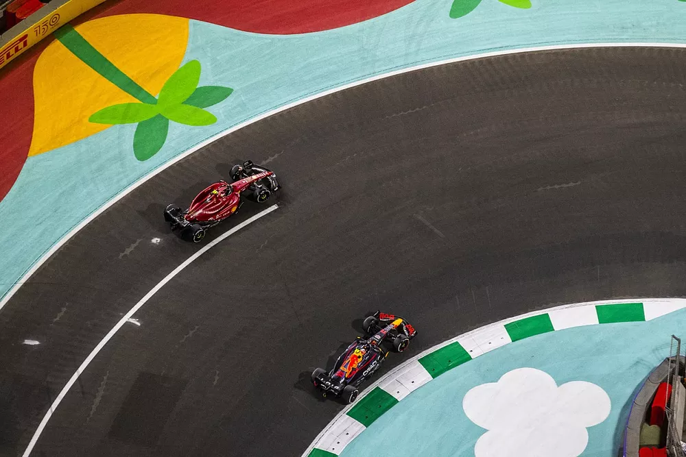 Carlos Sainz Jr., Ferrari F1-75, Sergio Perez, Red Bull Racing RB18