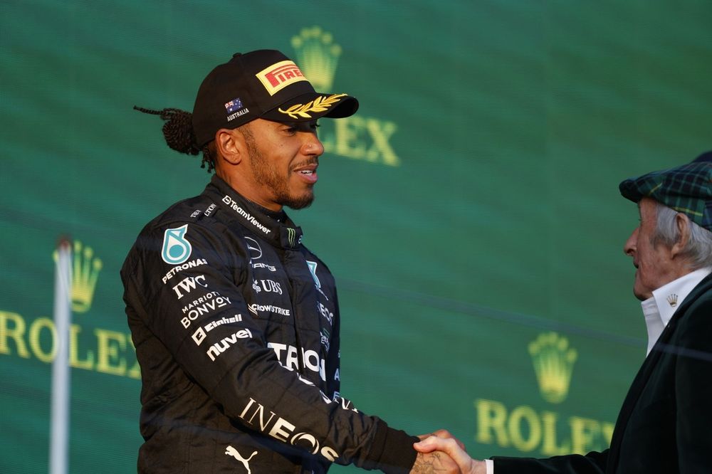 Lewis Hamilton, Mercedes-AMG, 2&ordf; posici&oacute;n, en el podio con Sir Jackie Stewart