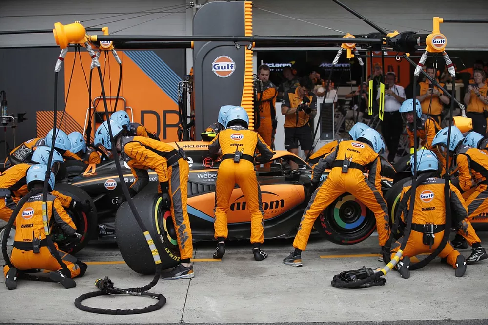 Lando Norris, McLaren MCL36, en boxes