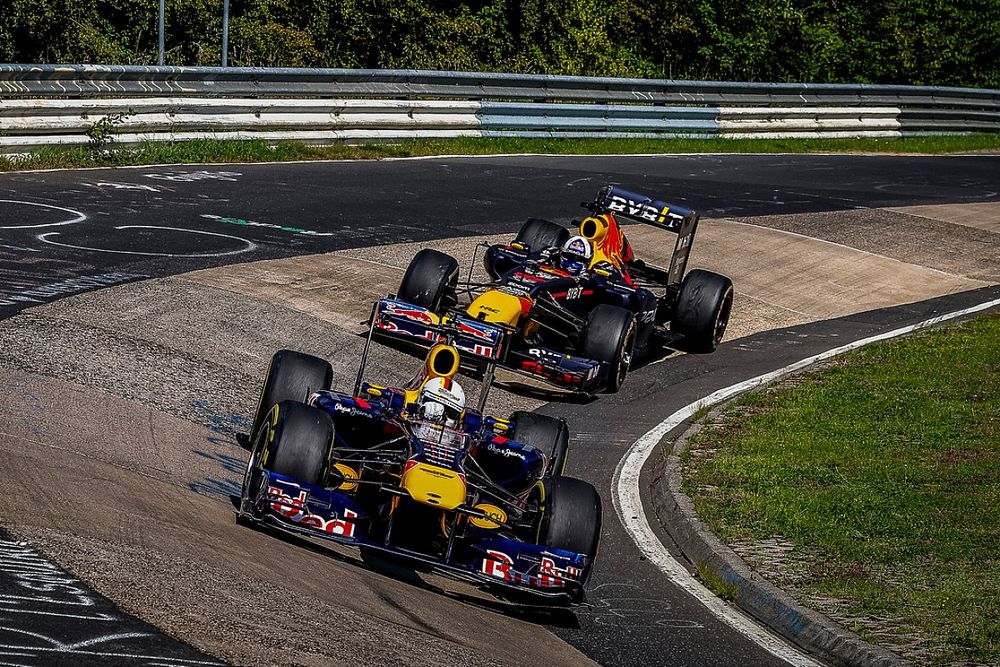 Sebastian Vettel en un Red Bull RB 7, David Coulthard en un Red Bull RB 8 vistos durante el Red Bull Formula Nuerburgring