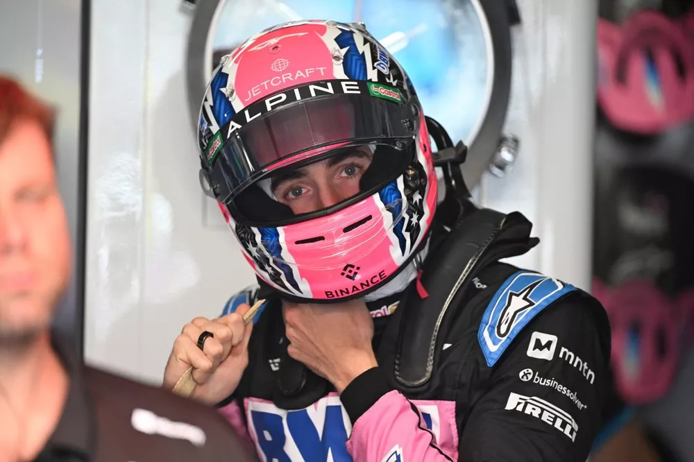 Jack Doohan, da equipe Alpine F1, ajusta seu capacete