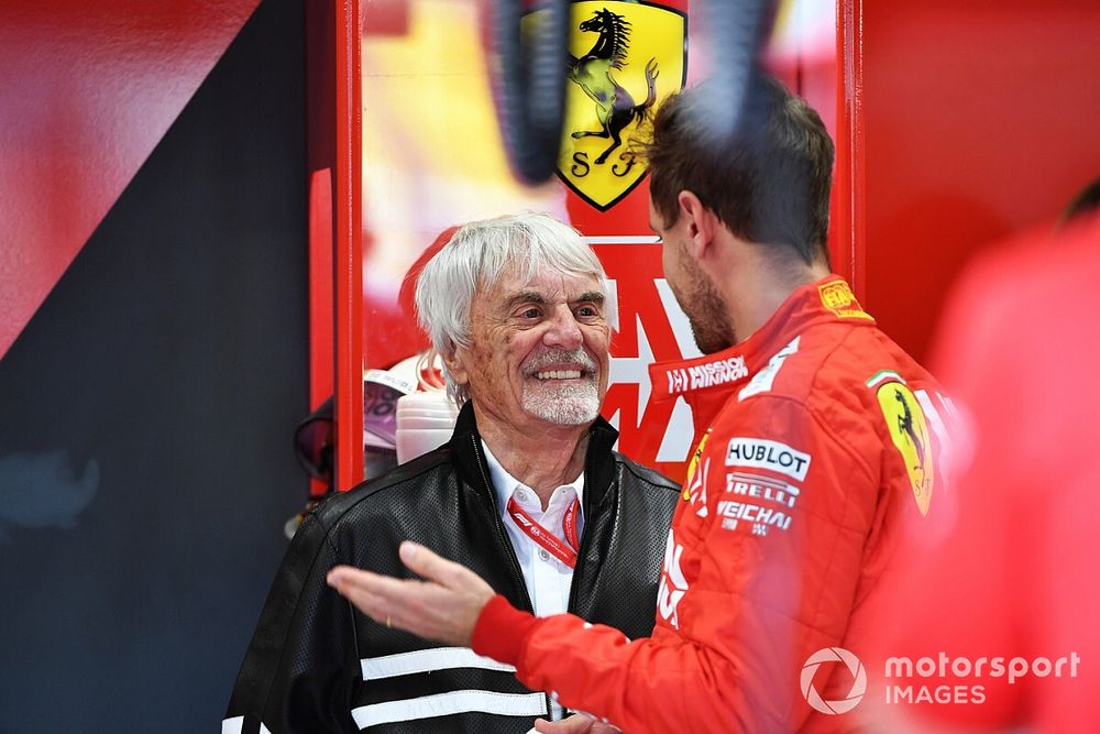 Bernie Ecclestone, Presidente Emiritus de F&oacute;rmula 1, en el garaje de Ferrari con Sebastian Vettel, Ferrari