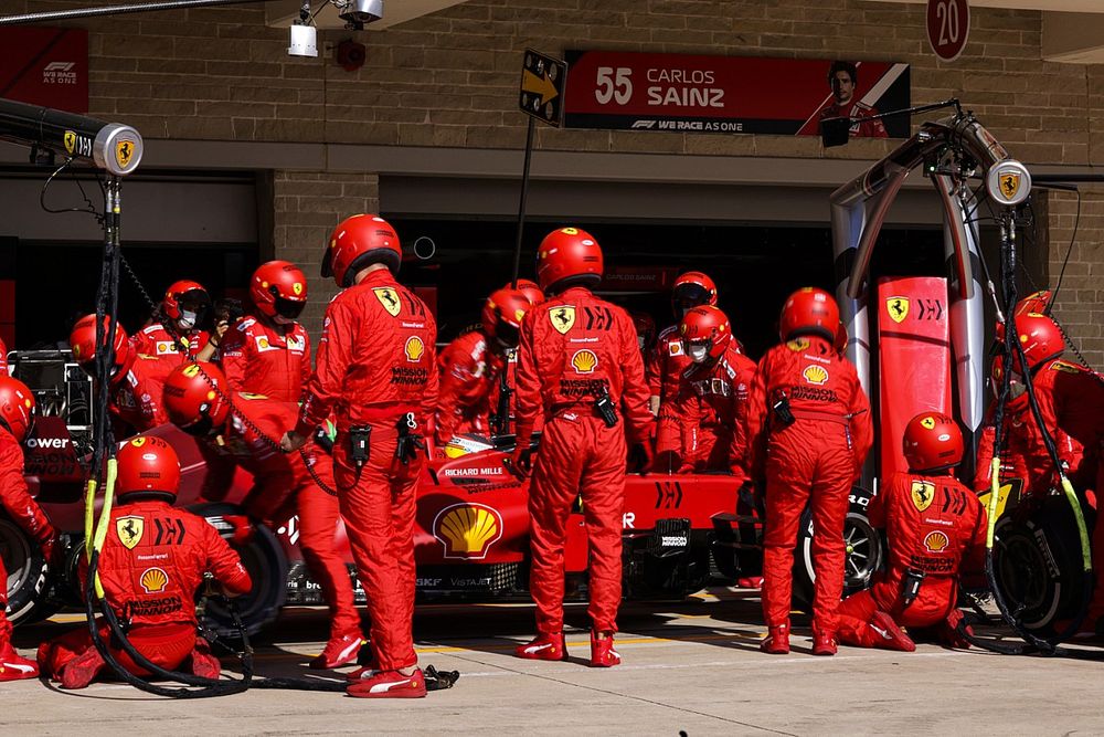 Carlos Sainz Jr., Ferrari SF21, en boxes