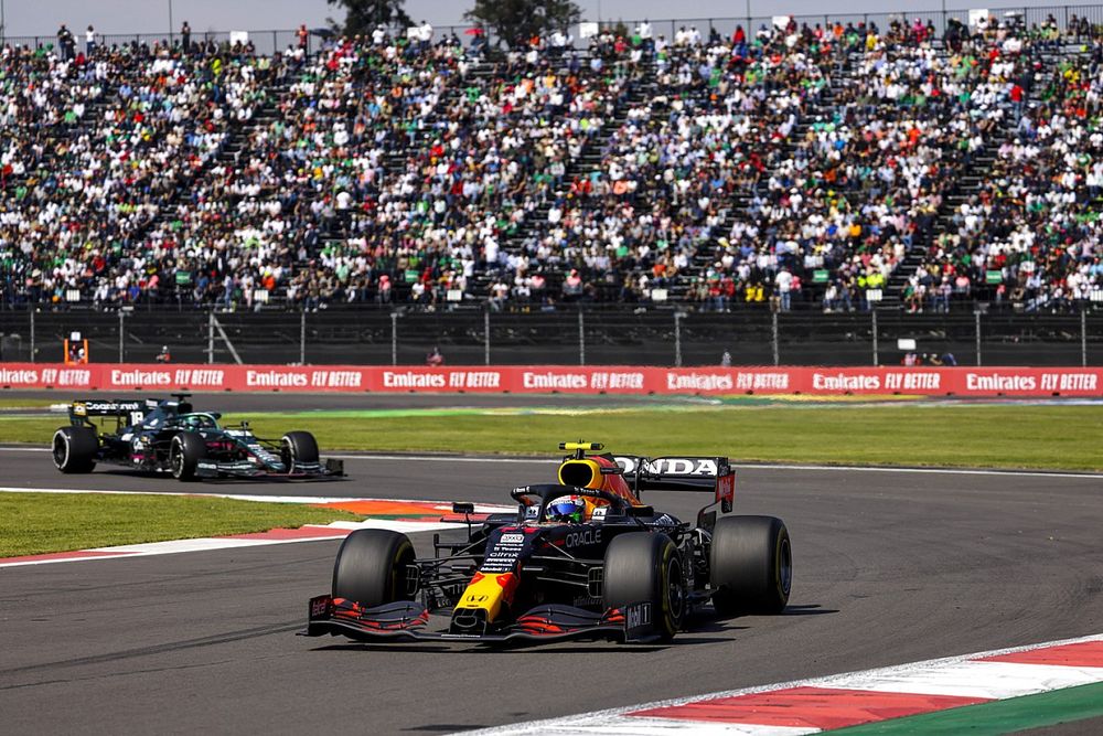 Sergio Perez, Red Bull Racing RB16B, Lance Stroll, Aston Martin AMR21