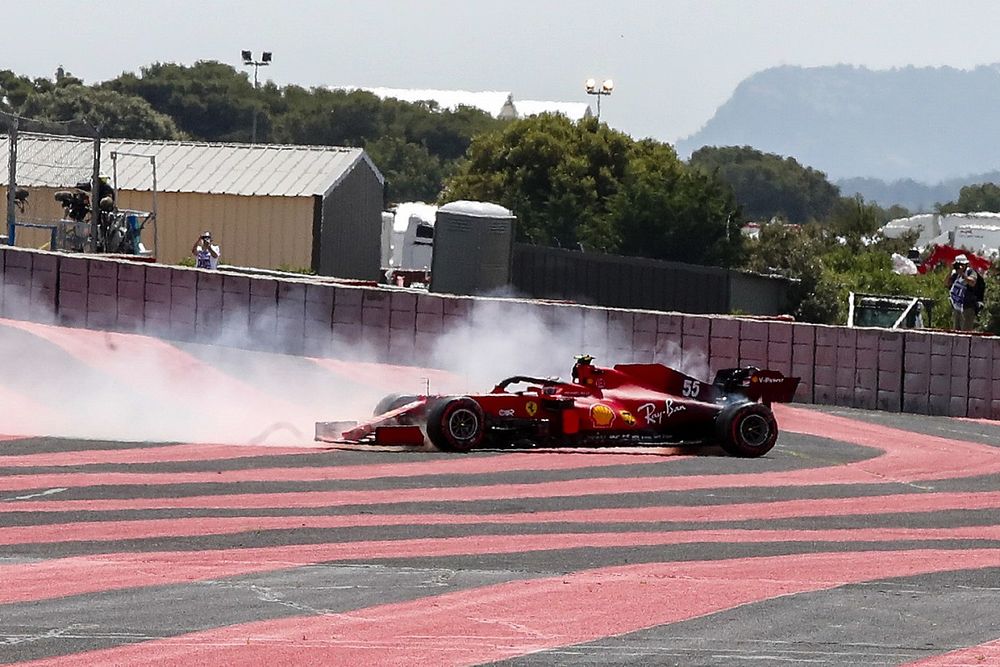 Carlos Sainz Jr., Ferrari SF21, se sale de pista