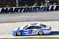 Brad Keselowski supera a Elliot y gana en  Martinsville ; Suárez se mete al Top 10