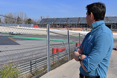 Hamilton cree que Ferrari les sacan medio segundo de ventaja