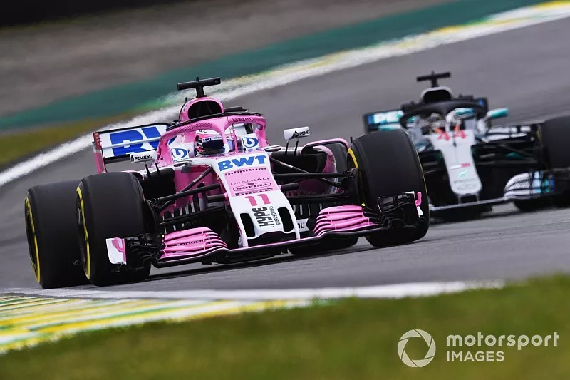 Sergio Perez, Racing Point Force India VJM11 e Lewis Hamilton, Mercedes AMG F1 W09 EQ Power+