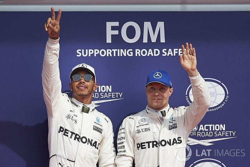 Ganador de la pole Lewis Hamilton, Mercedes AMG F1 y Valtteri Bottas, Mercedes AMG F1