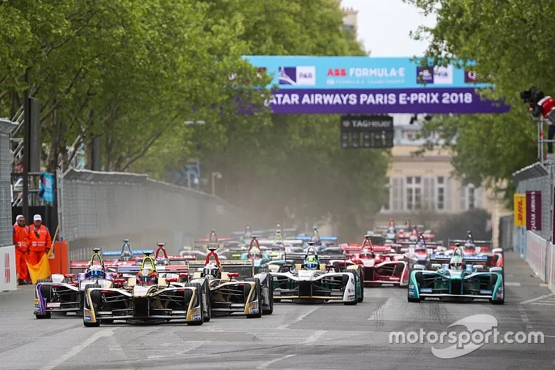 Start of race with Jean-Eric Vergne, Techeetah, leading Sam Bird, DS Virgin Racing, Andre Lotterer, Techeetah, Maro Engel, Venturi Formula E Team