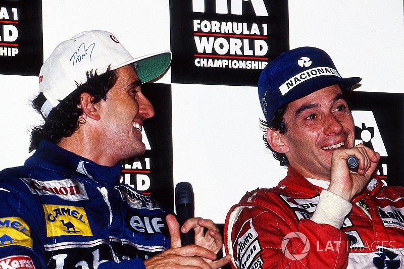 Campeón del mundo Alain Prost, Williams, y el ganador de la carrera Ayrton Senna, McLaren, en la conferencia de prensa