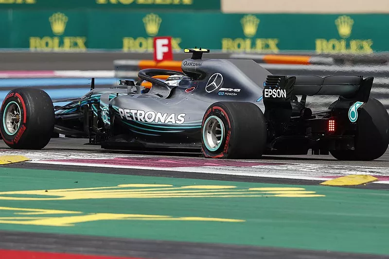 Valtteri Bottas, Mercedes AMG F1 W09, with a passesuncture