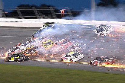 NASCAR Daytona: Megacrash met meer dan de helft van het veld