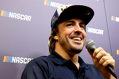 Alonso y Johnson movilizan a sus fans con un posible intercambio de volantes