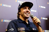 Alonso admite interés en hacer un test en NASCAR