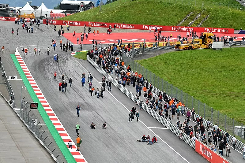 Fans on track