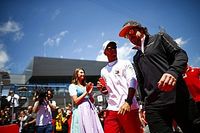 Em entrevista com brasileiros, Alonso responde se é melhor que Hamilton