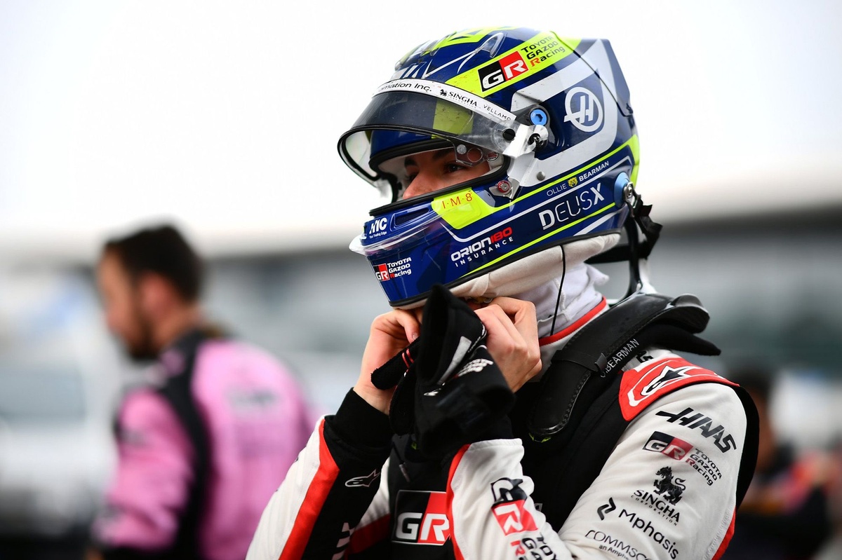 Bearman opgelucht na moment met Hadjar: "Geluk dat ik hier sta"