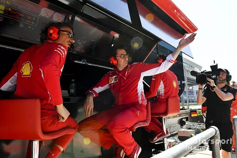 Laurent Mekies, Director Deportivo de Ferrari, y Mattia Binotto, Director del Equipo Ferrari, señalan al taller en relación con un problema con el coche de Sebastian Vettel, Ferrari SF90, en la calificación