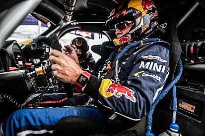 Dakar, Sainz rallentato da forature e problemi: "Ma domani posso rimontare"