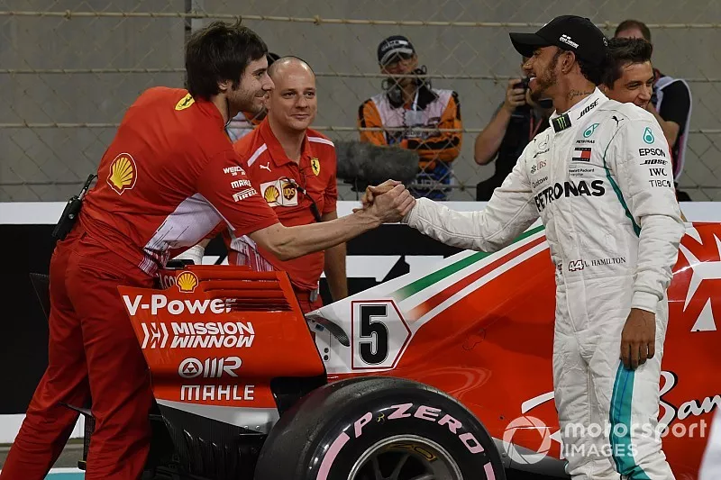 Ganador de la pole Lewis Hamilton, Mercedes AMG F1 celebra en Parc Ferme 