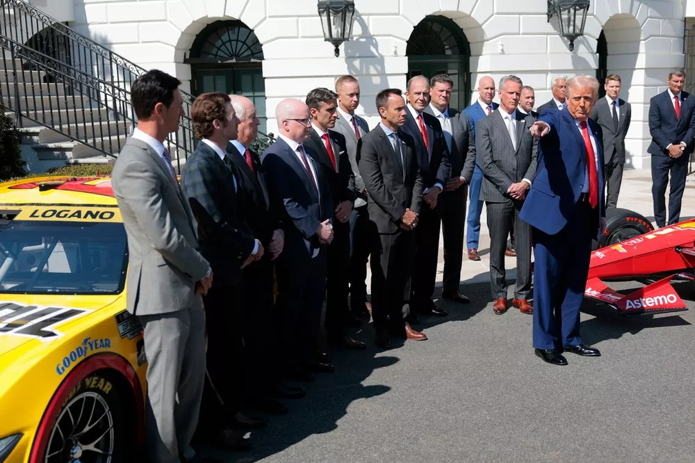 Amerikaanse president Donald Trump, Roger Penske, NASCAR-commissaris Steve Phelps en NASCAR-voorzitter Steve O'Donnell, Joey Logano, Ryan Blaney