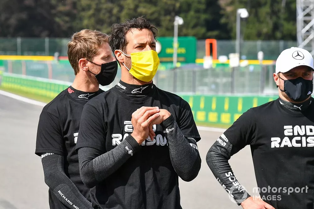Romain Grosjean, Haas F1, Daniel Ricciardo, Renault F1, y Valtteri Bottas, Mercedes-AMG F1, apoyan la campaña "End Racism"