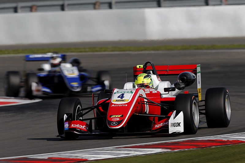 Schumacher presiona a Ticktum logrando la pole para la segunda carrera