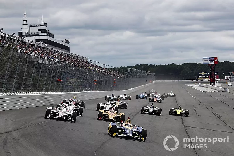 Alexander Rossi, Andretti Autosport Honda leads at the start