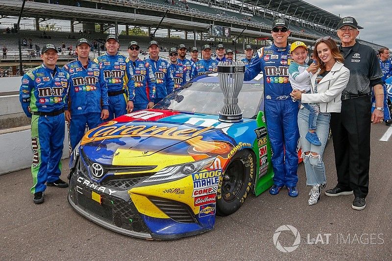 Kyle Busch, Joe Gibbs Racing, Toyota Camry M&M's Caramel con el trofeo de campe&oacute;n