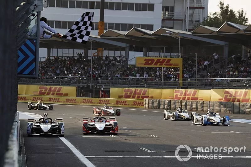 Lucas Di Grassi, Audi Sport ABT Schaeffler, Audi e-tron FE05, wins the race from Pascal Wehrlein, Mahindra Racing, M5 Electro