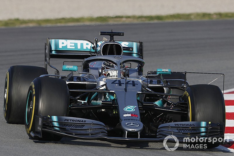Hamilton weinig positief over Pirelli-banden: