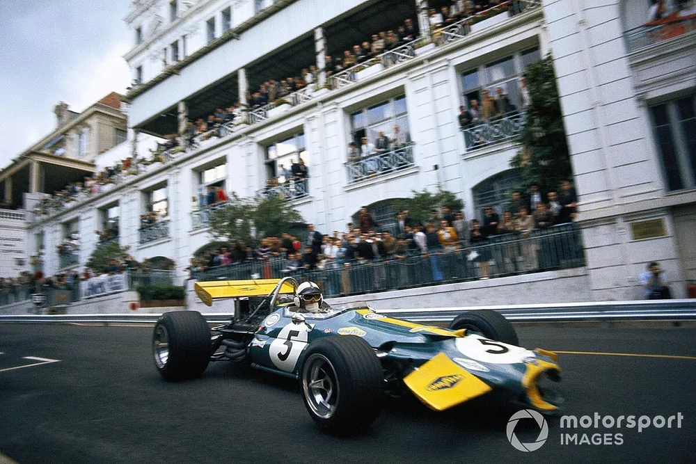 Jack Brabham con da&ntilde;os en el frente de su Brabham BT33 Ford