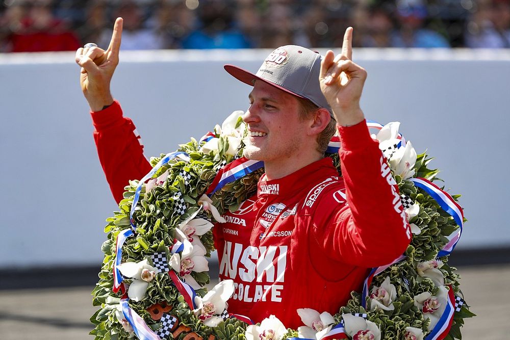 Race winner Marcus Ericsson, Chip Ganassi Racing Honda celebrates by kissing the yard of bricks