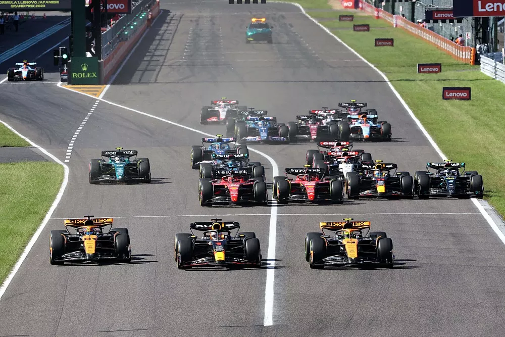 Max Verstappen, Red Bull Racing RB19, Lando Norris, McLaren MCL60, Oscar Piastri, McLaren MCL60, Carlos Sainz, Ferrari SF-23, Charles Leclerc, Ferrari SF-23, Sergio P&eacute;rez, Red Bull Racing RB19, Lewis Hamilton, Mercedes F1 W14, el resto de la parrilla en la salida.