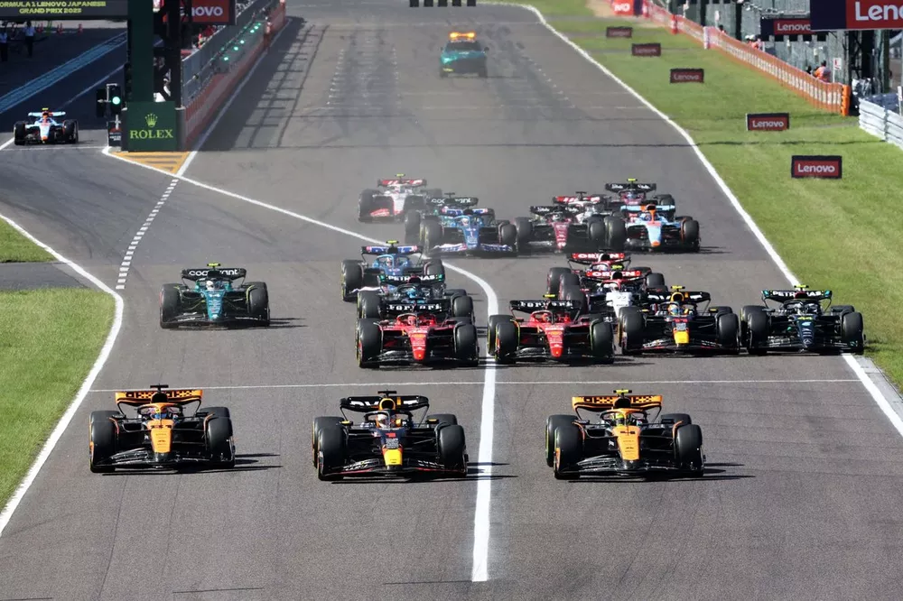 Max Verstappen, Red Bull Racing RB19, Lando Norris, McLaren MCL60, Oscar Piastri, McLaren MCL60, Carlos Sainz, Ferrari SF-23, Charles Leclerc, Ferrari SF-23, Sergio P&eacute;rez, Red Bull Racing RB19, Lewis Hamilton, Mercedes F1 W14, el resto de la parrilla en la salida.