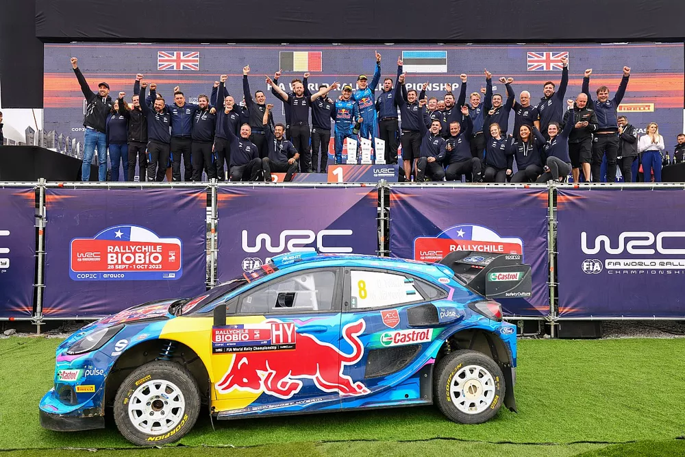 Ott T&auml;nak, Martin J&auml;rveoja, M-Sport Ford World Rally Team Ford Puma Rally1 celebran con el equipo