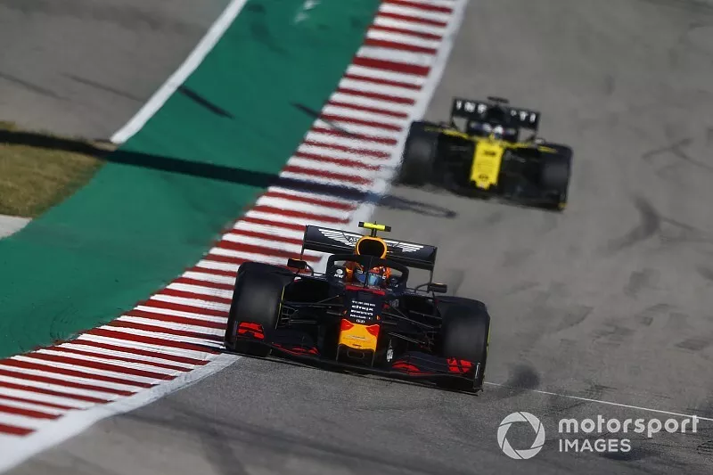 Alex Albon, Red Bull RB15, al frente de Daniel Ricciardo, Renault F1 Team R.S.19