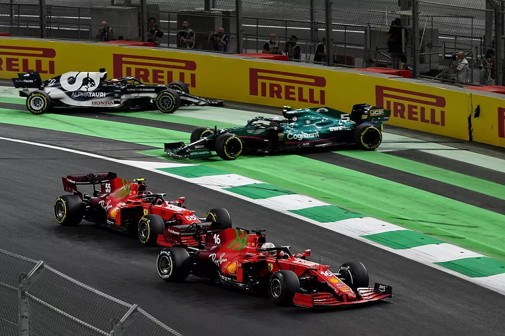 Charles Leclerc, Ferrari SF21, lucha con Carlos Sainz Jr., Ferrari SF21
