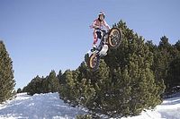 Así entrena Toni Bou sobre la nieve antes del Mundial de Trial
