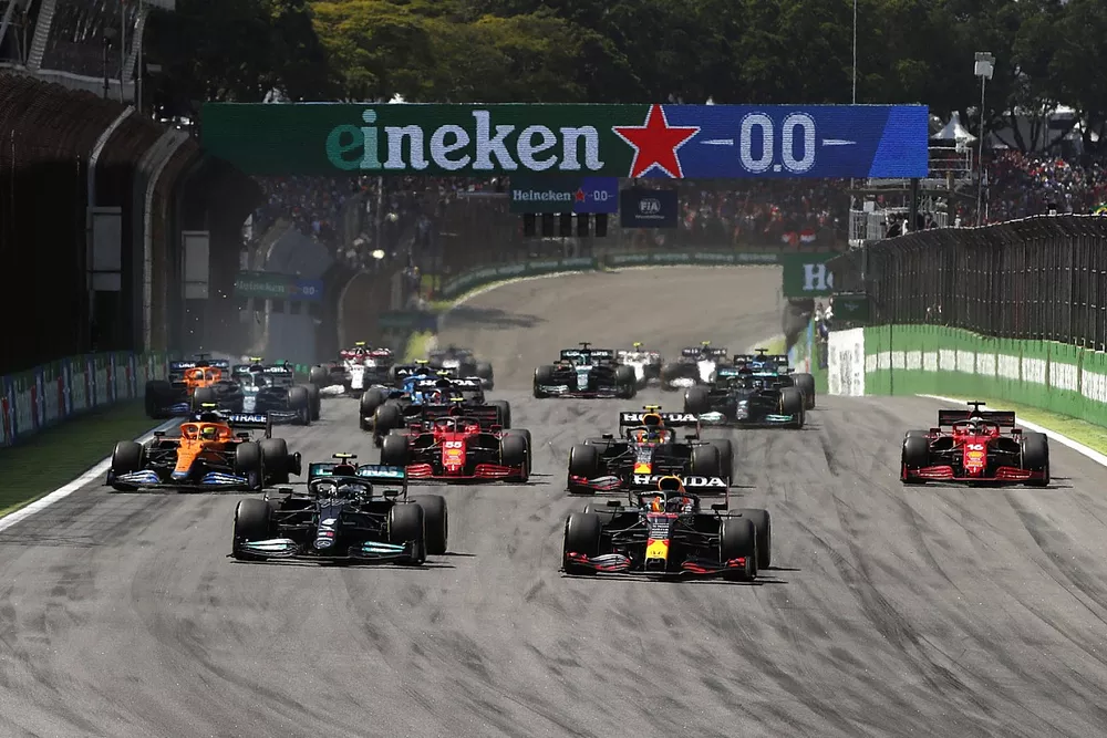 Max Verstappen, Red Bull Racing RB16B, Valtteri Bottas, Mercedes W12, Sergio P&eacute;rez, Red Bull Racing RB16B, Charles Leclerc, Ferrari SF21, Carlos Sainz Jr., Ferrari SF21, y el resto del pelot&oacute;n en la salida