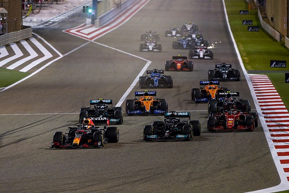 Max Verstappen, Red Bull Racing RB16B, Lewis Hamilton, Mercedes W12, Charles Leclerc, Ferrari SF21, Valtteri Bottas, Mercedes W12, Lando Norris, McLaren MCL35M, al inicio