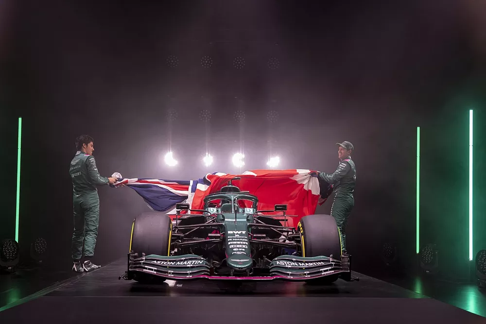 Lance Stroll, Aston Martin, y Sebastian Vettel, Aston Martin, presentan el Aston Martin AMR21 